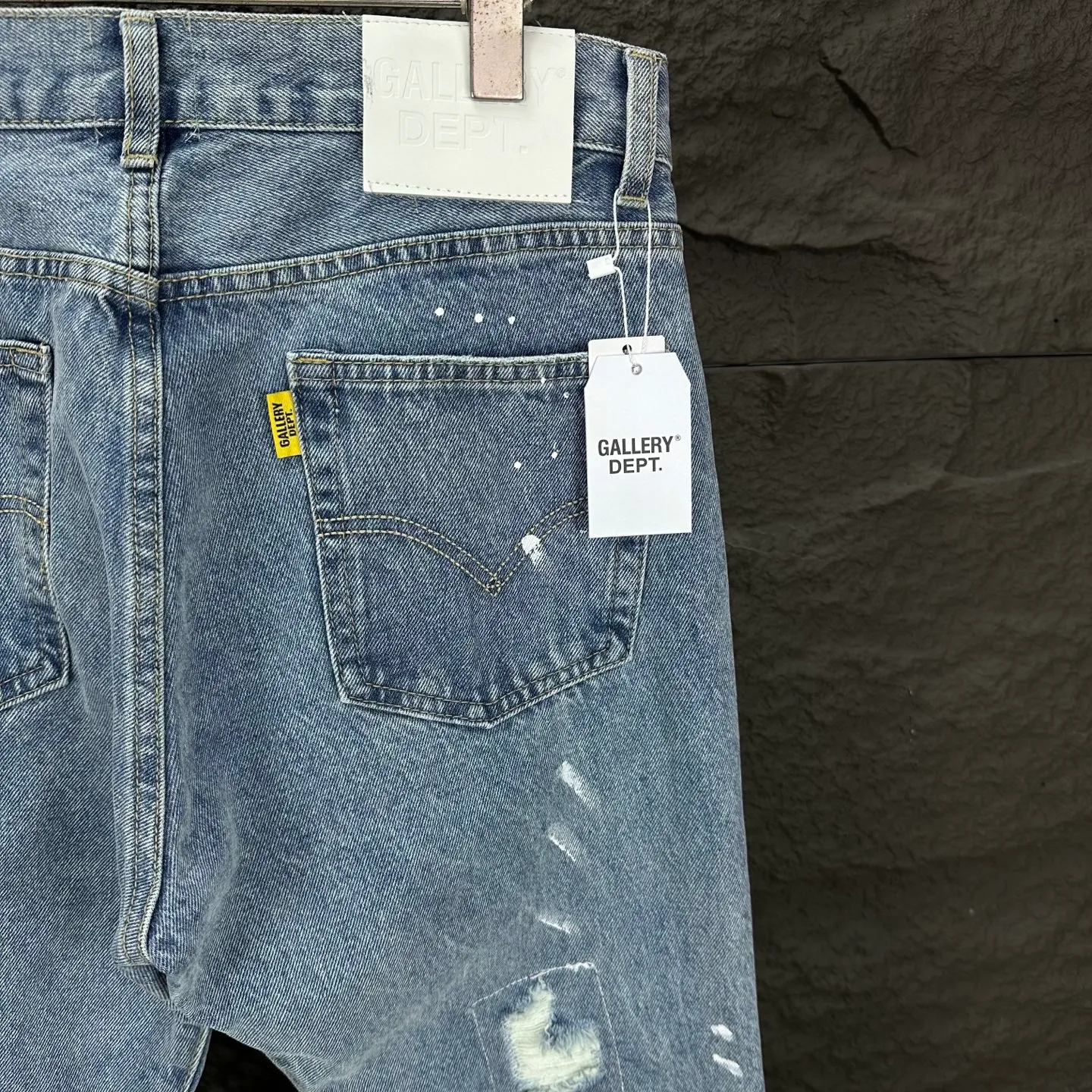 P250 GALLERY DEPT. 2025 New Ripped Holes, Hand-painted and Tangled Couple Style Loose Washed Flare Jeans 🔥High Version🔥High Version🔥 Top Ceiling Quality Styles with different washed textures are very friendly to people with thin legs and thick legs. The straight version is very flattering to the leg shape. Moderate length that never goes out of style, easy and casual to match, basic styling for various styles, a must-have in the wardrobe! The fabric is stiff but also makes the upper body soft without losing texture. The washing process is even more perfect. It is a must-have item for everyone! ! ! Washed wheat, hang tag, pants label, complete with three labels Color: light blue Size: 28, 30, 32, 34, 36 (five sizes)